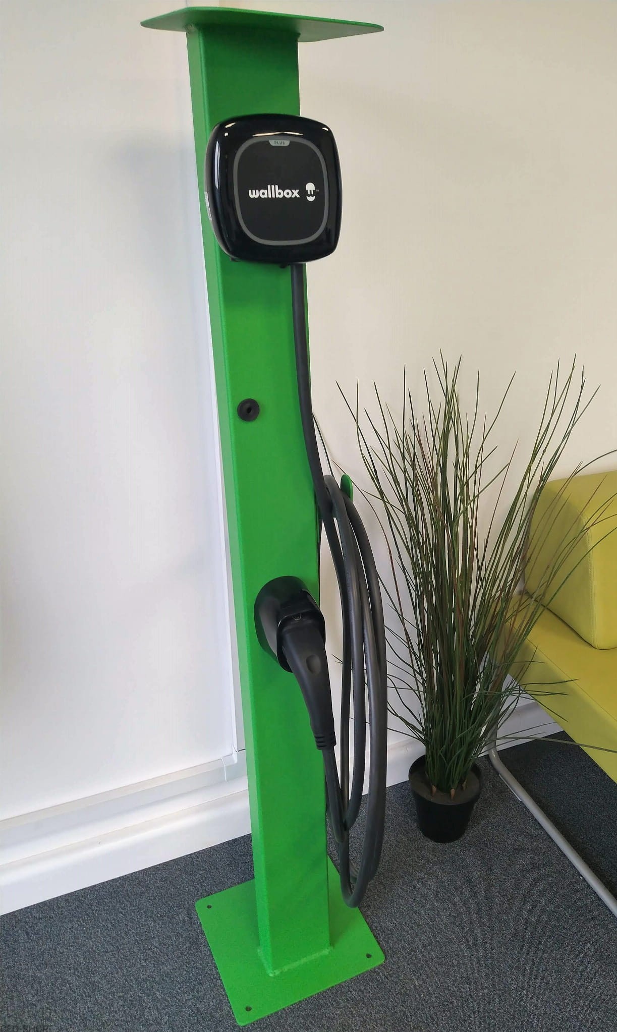 Wallbox PulsarPlus charger stand